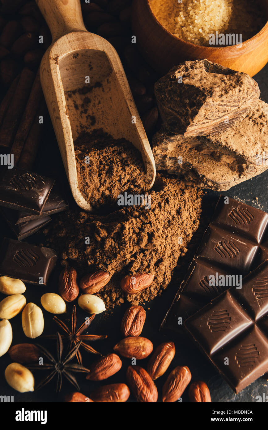 Kakao, Schokolade, Nüsse und Gewürze Stockfoto