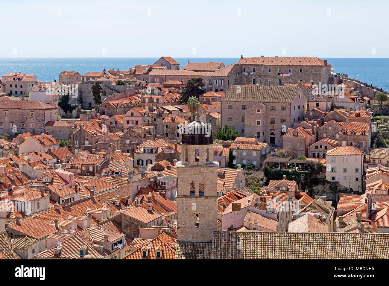 Blick auf die Altstadt von der Stadtmauer, Dubrovnik, Kroatien Stockfoto
