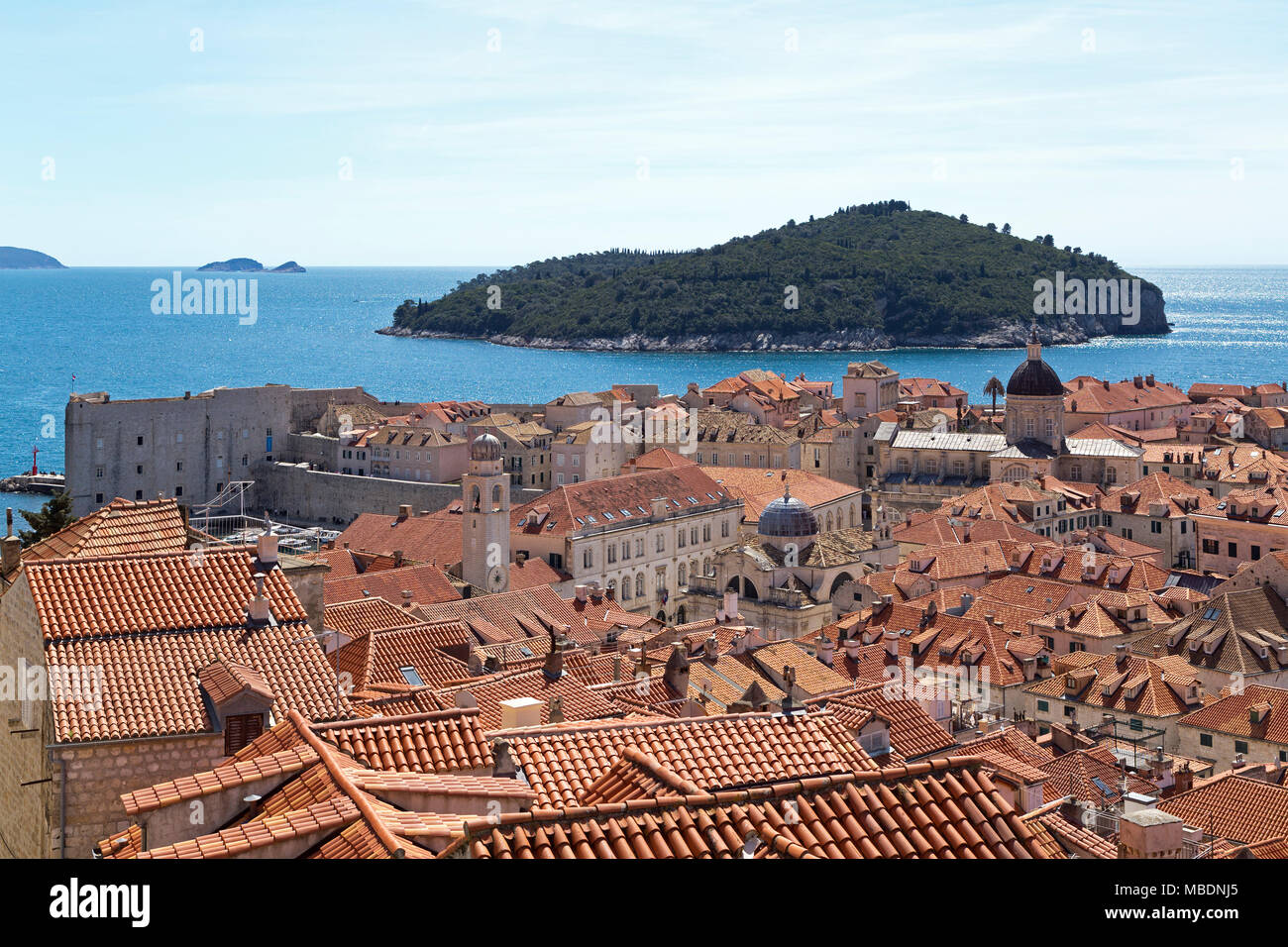 Blick auf den Alten Hafen und die Insel Lokrum von der Stadtmauer, Altstadt, Dubrovnik, Kroatien Stockfoto
