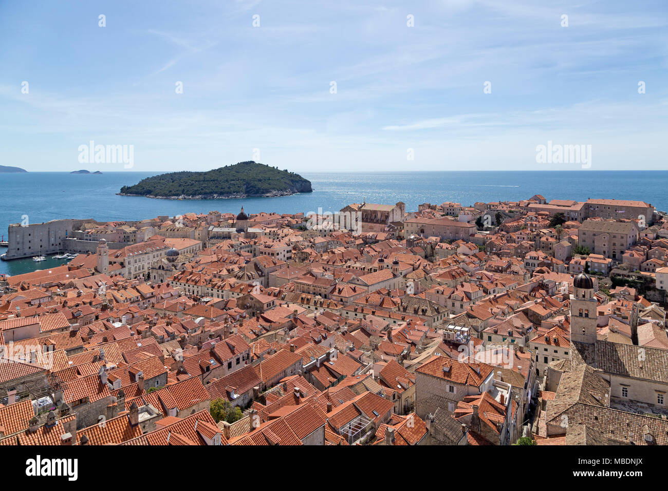 Blick auf den Alten Hafen und die Insel Lokrum von der Stadtmauer, Altstadt, Dubrovnik, Kroatien Stockfoto