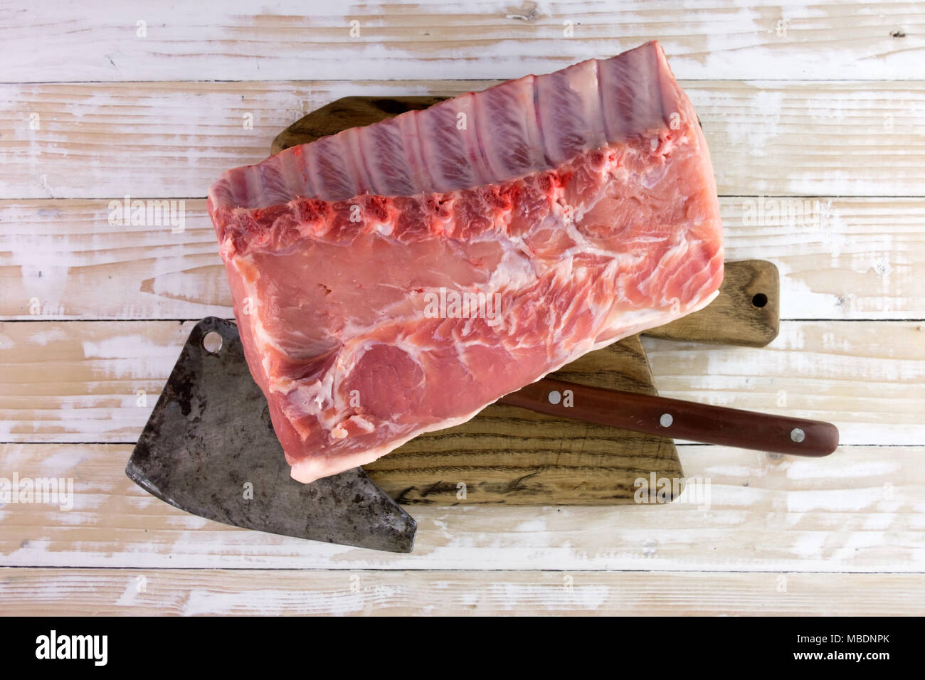 Frisches rohes Schweinefleisch Stück auf Holzbrett Stockfoto