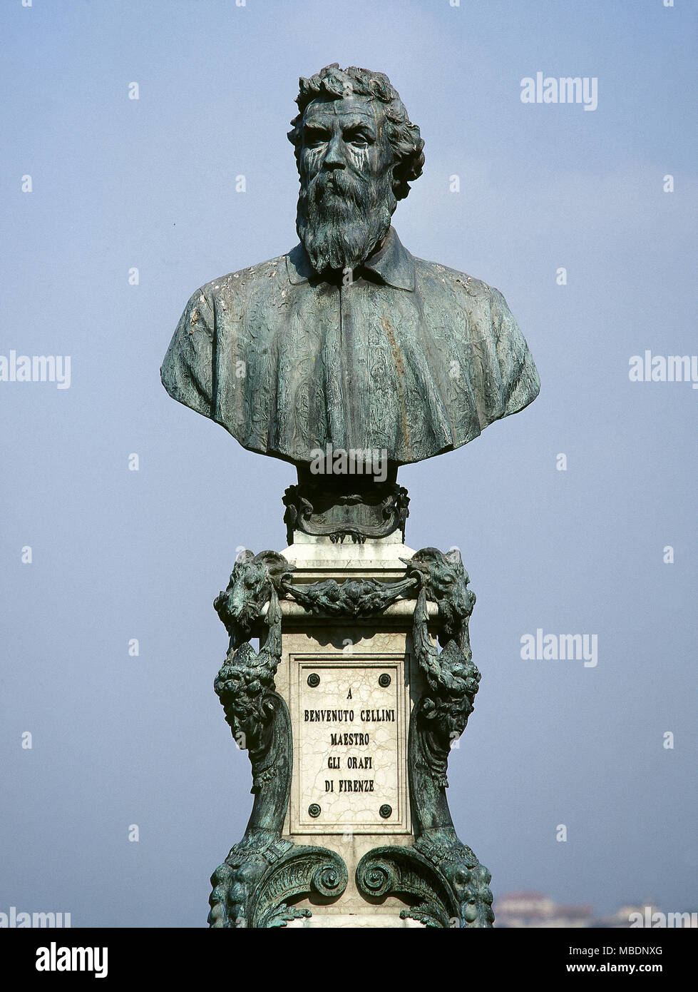 Benvenuto Cellini (1500-1571). Italienische Bildhauer. Büste von Cellini in der Ponte Vecchio (Alte Brücke) von Raffaello Romanelli (1856-1928), 1901 eröffnet der 4. Jahrestag seiner Geburt zu gedenken. Florenz. Italien. Stockfoto