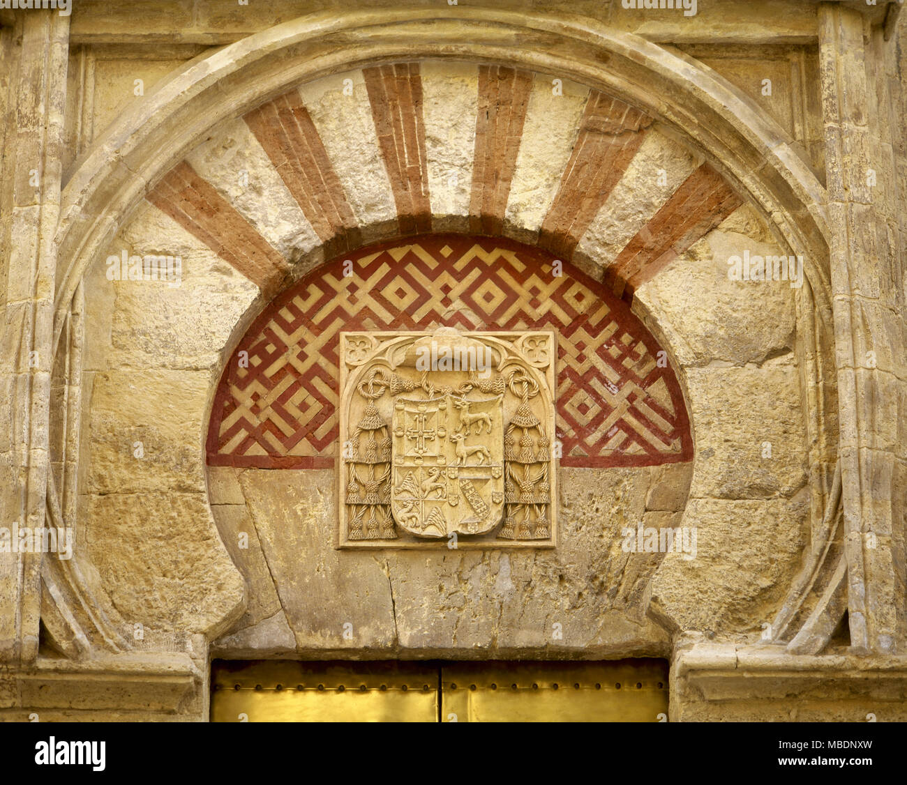 Spanien. Moschee von Cordoba. Saint Michael Tor. Es war während der Erweiterung des Abd al-Raman II erbaut und im 9. Jahrhundert. Detail der alfiz im gotischen Stil und das Wappen des Bischofs Don Juan Daza, beide aus dem 16. Jahrhundert. Andalusien, Stockfoto