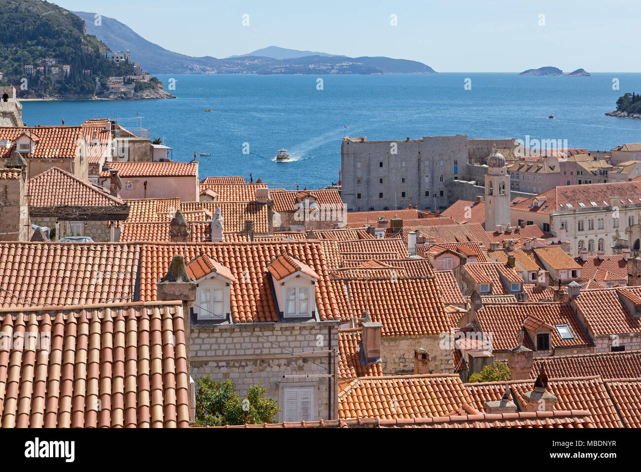 Blick auf den alten Hafen von der Stadtmauer, Altstadt, Dubrovnik, Kroatien Stockfoto