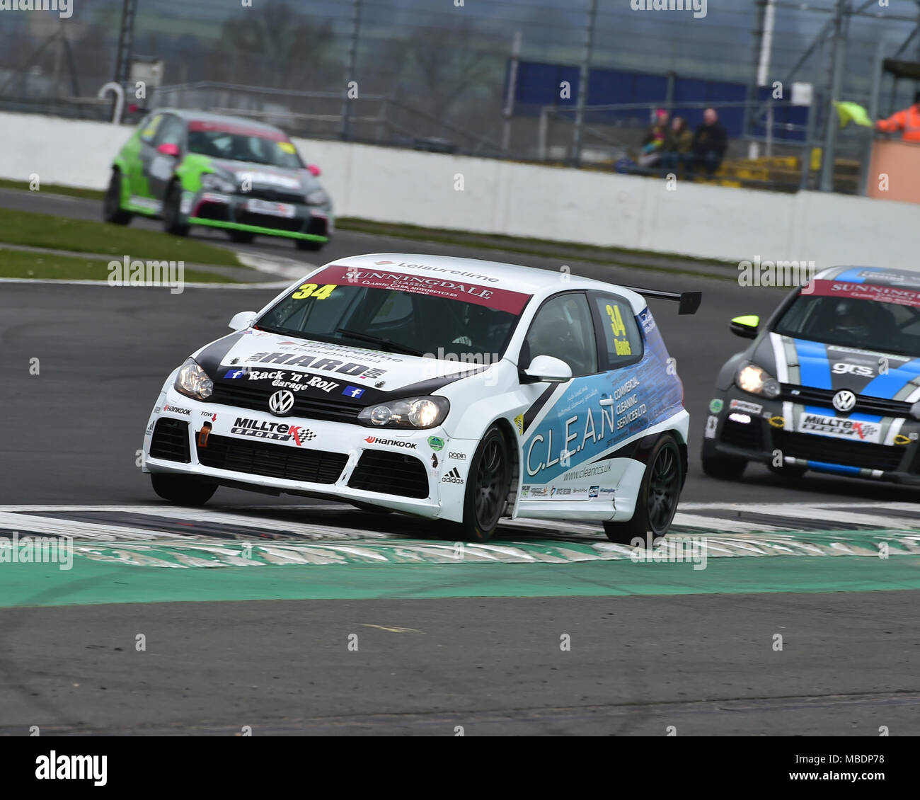 Silverstone, Towcester, Northamptonshire, England, Sonntag, 1. April 2018. Toby Davis, VW Golf, in der milltek Sport VW Racing Cup, Veranstaltung, die auf der T Stockfoto