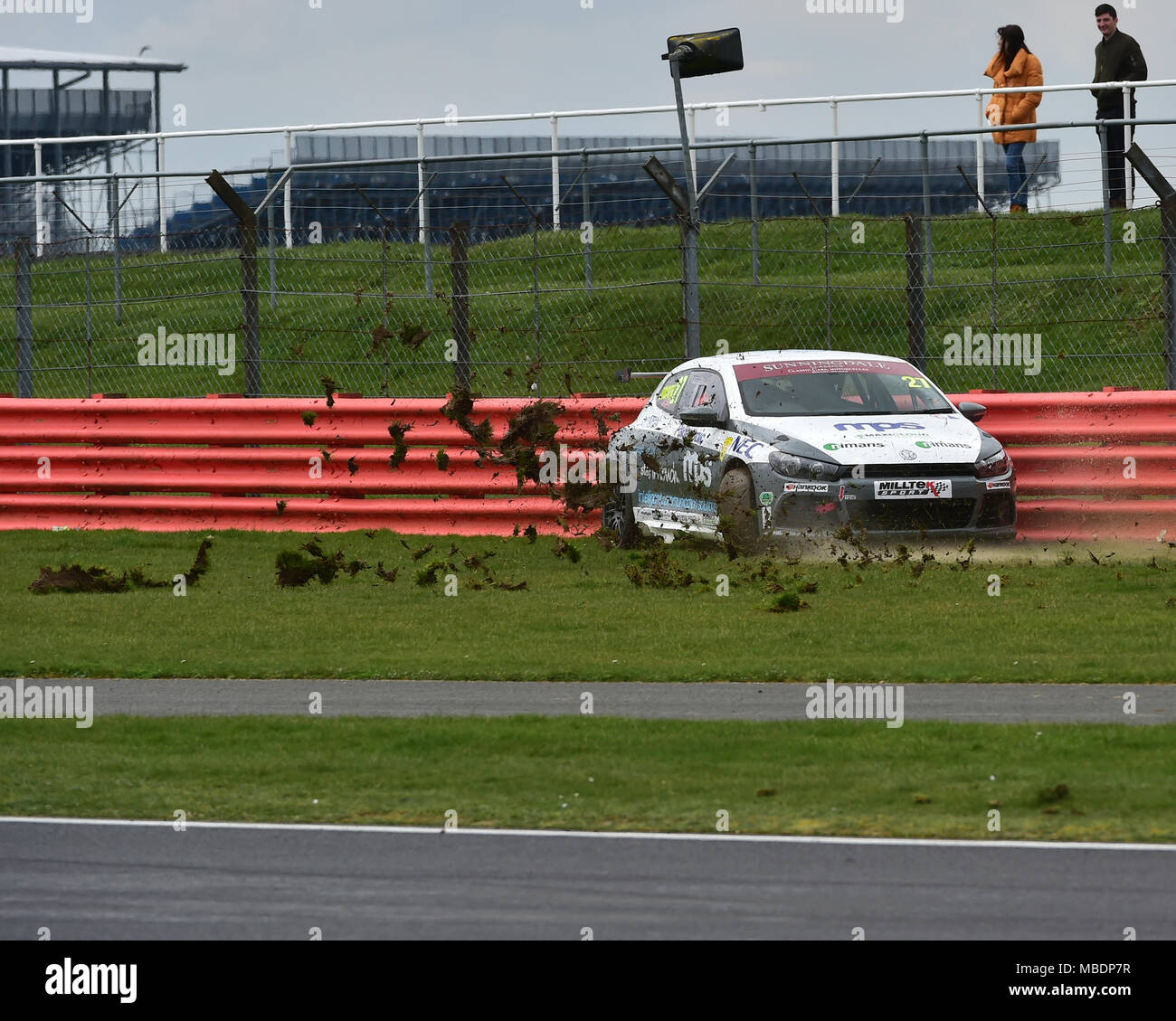 Silverstone, Towcester, Northamptonshire, England, Sonntag, 1. April 2018. Tim Docker, VW Scirocco, dauert, bis das Gras an den Eintrag Maden/Beckets Stockfoto