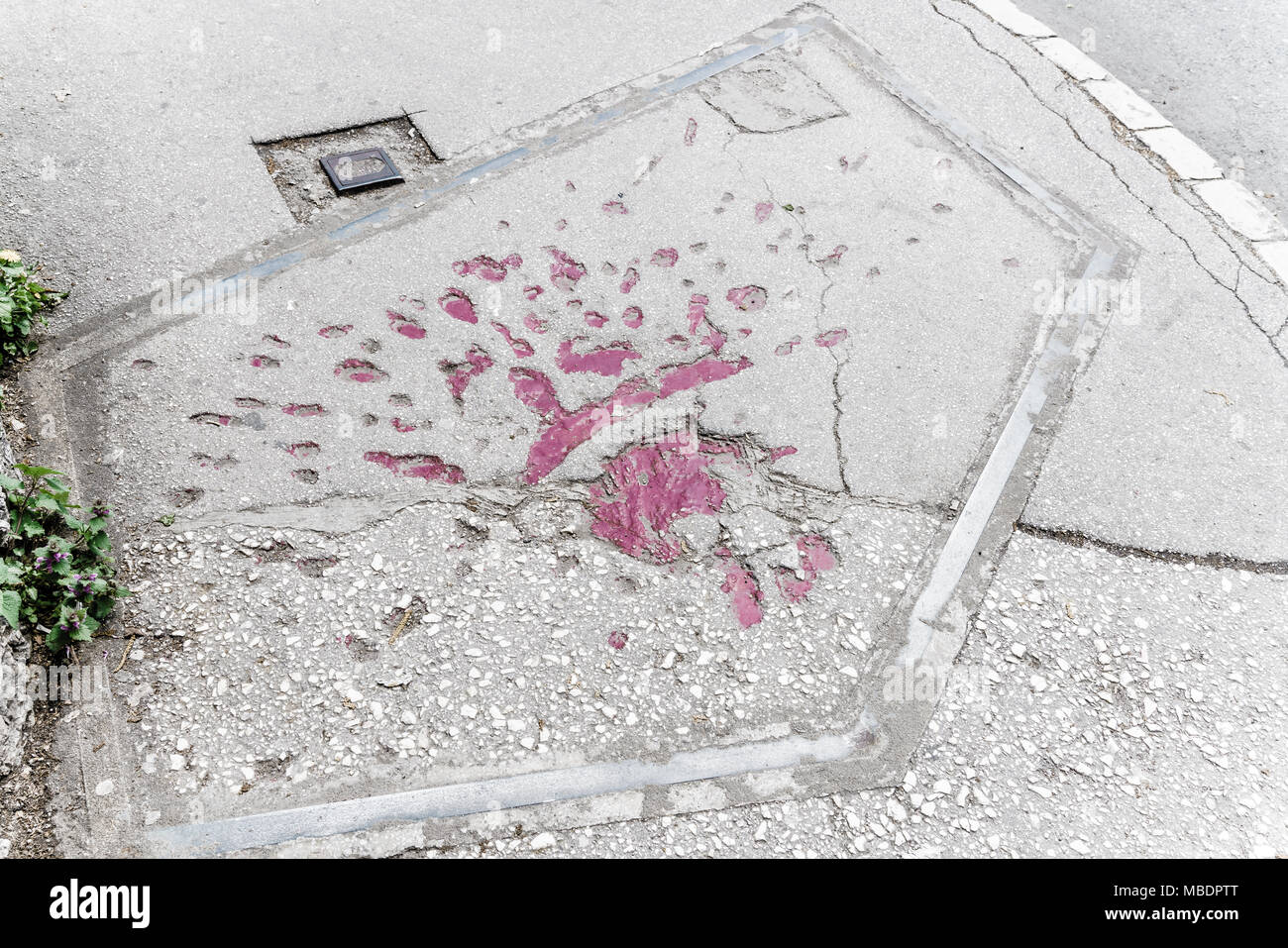 Markierungen auf den Straßen von Sarajevo, wo Granaten während des bosnischen Krieges im Jahre 1990 explodierte s Stockfoto