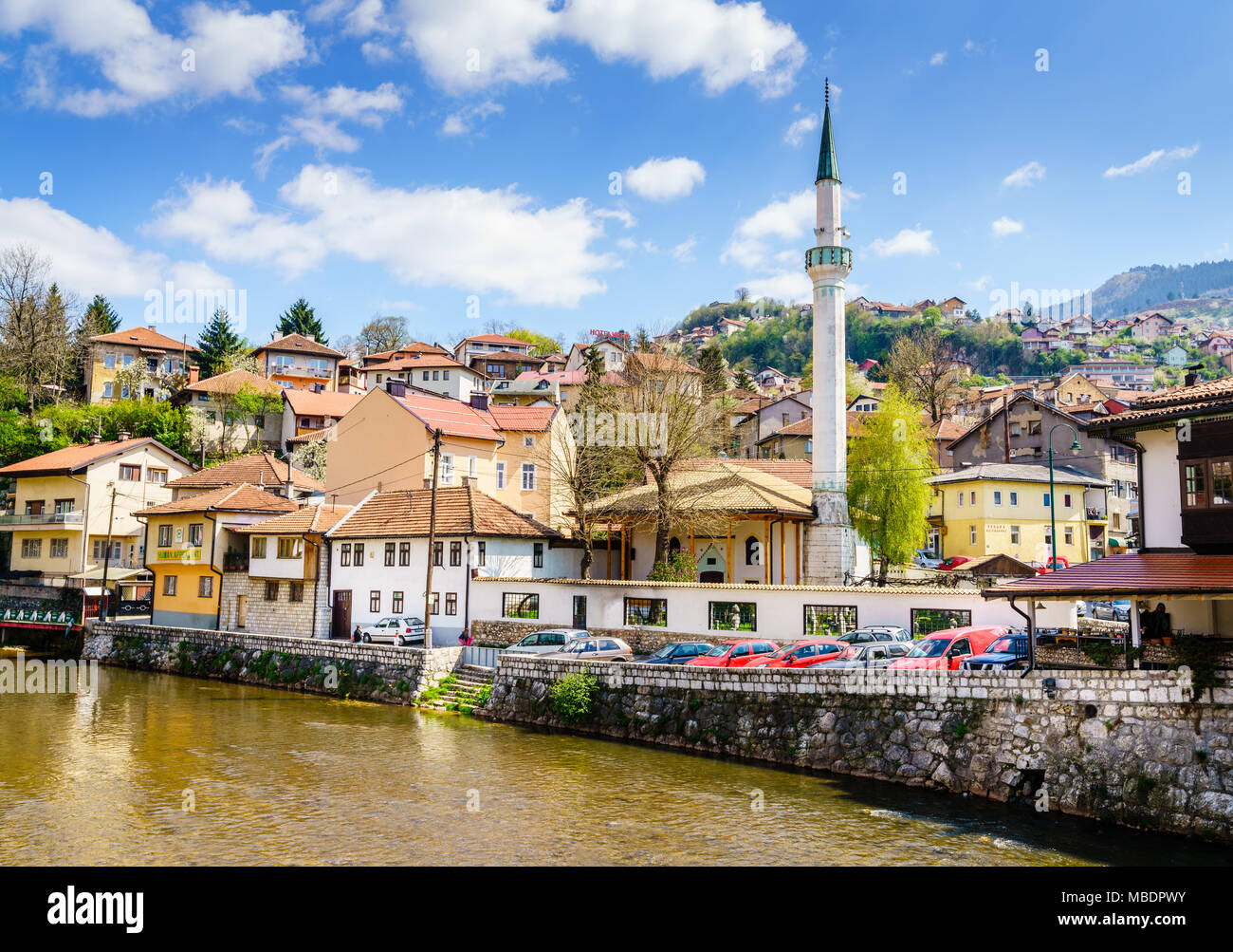 Miljacka River Embankment in Sarajevo City Center Stockfoto