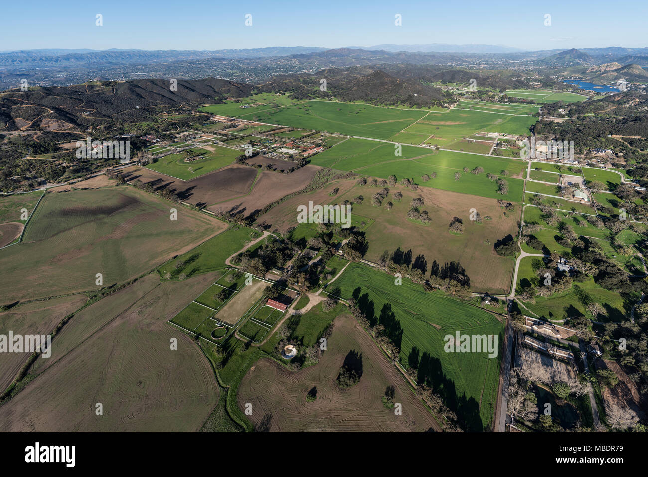 Luftaufnahme von Feldern und Weiden in Hidden Valley in der Nähe von Westlake Village, Malibu und Thousand Oaks California. Stockfoto