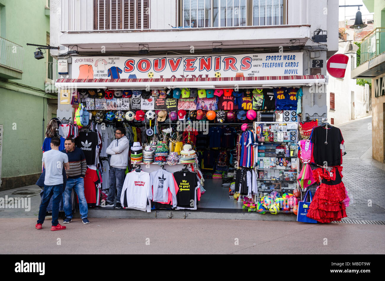 Ein Souvenirshop in Lloret de Mar in Spanien verkauft Andenken und Erinnerungen. Stockfoto
