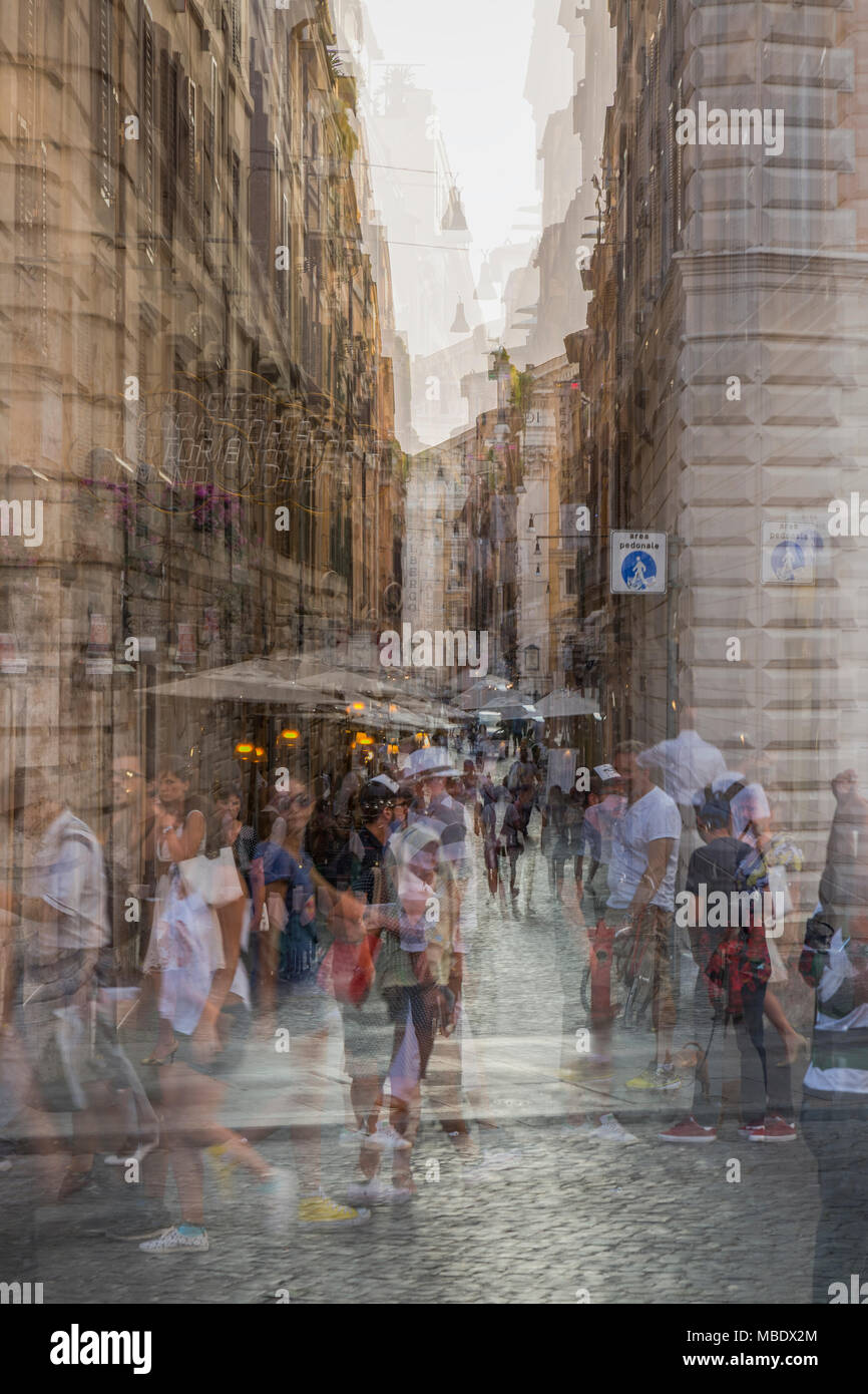 Eine abstrakte Mehrfachbelichtung Foto von Käufer und Touristen in einer belebten Einkaufsstraße in Rom, Italien Stockfoto