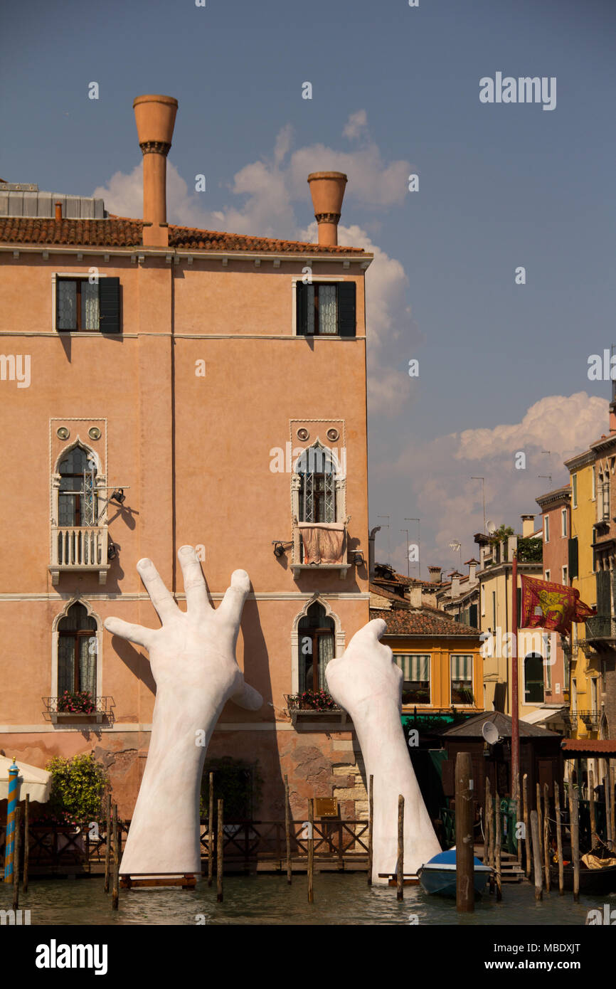 Anzeigen von Lorenzo Quinn ist die Skulptur "Support" in Venedig, Italien Stockfoto