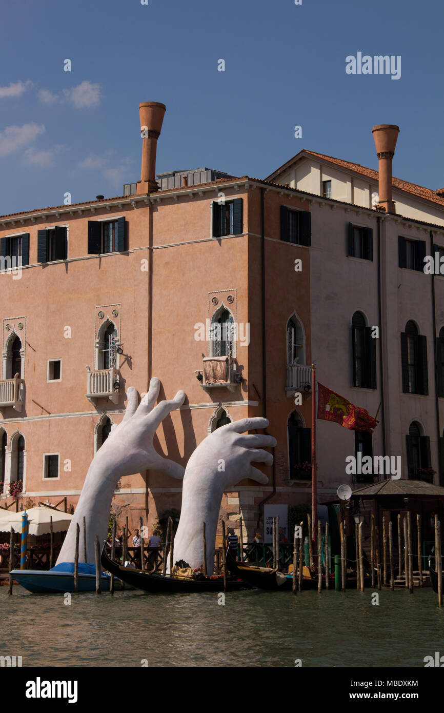Anzeigen von Lorenzo Quinn ist die Skulptur "Support" in Venedig, Italien Stockfoto