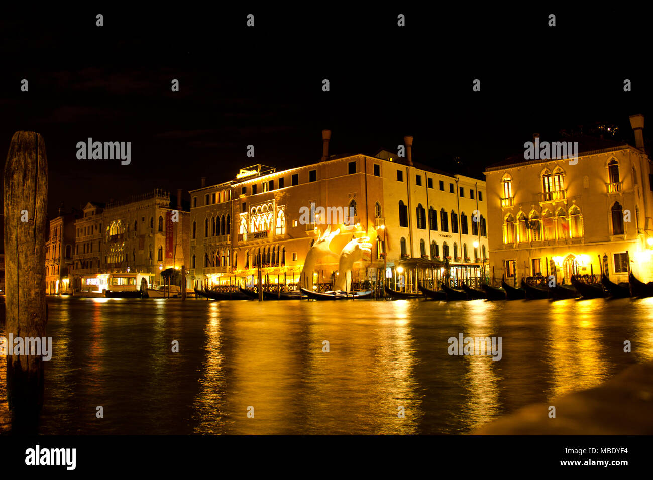 Eine Nacht Landschaft von Venedig, mit Lorenzo Quinn ist die Skulptur "Support" Stockfoto