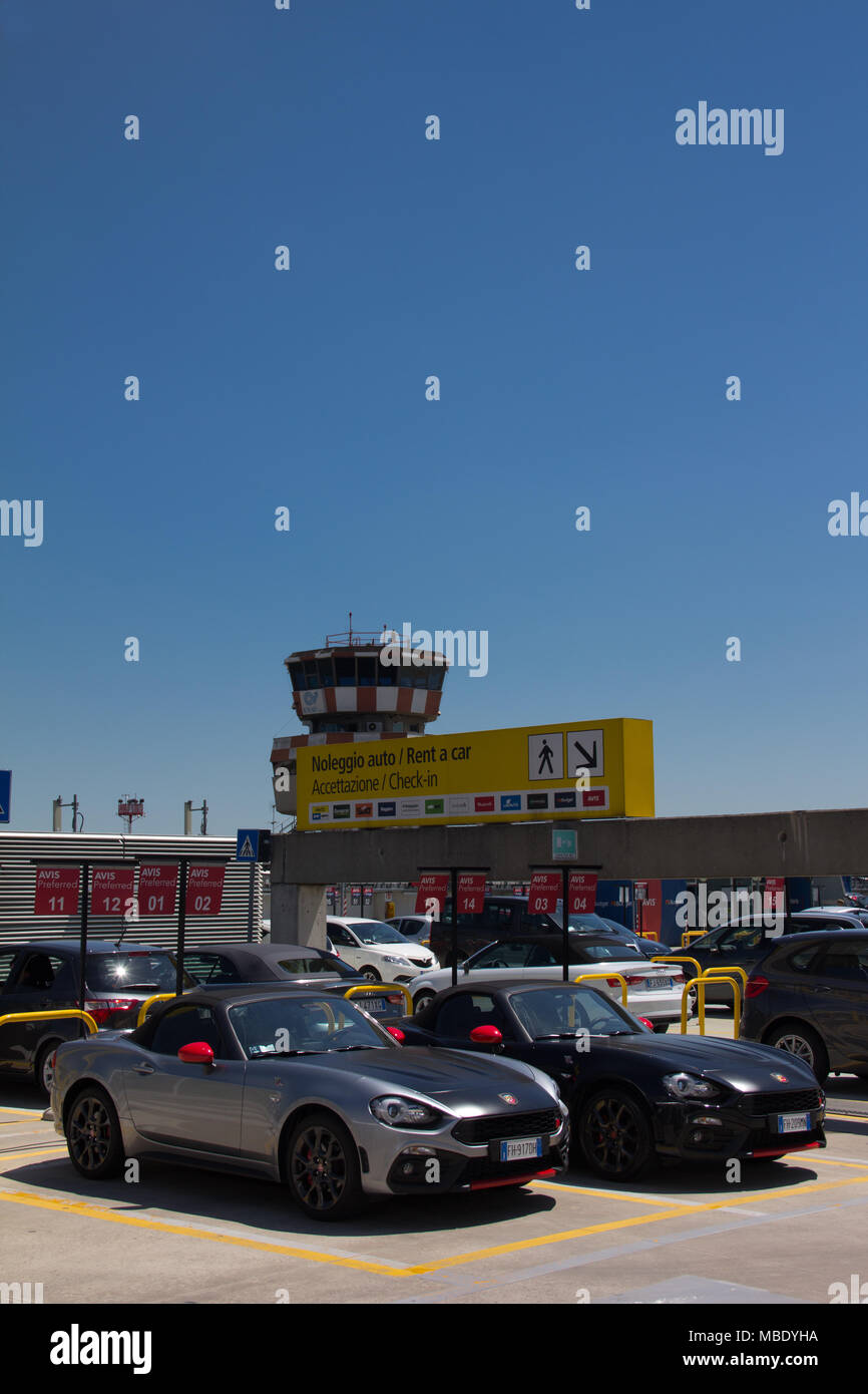 Mietwagen am flughafen -Fotos und -Bildmaterial in hoher Auflösung – Alamy