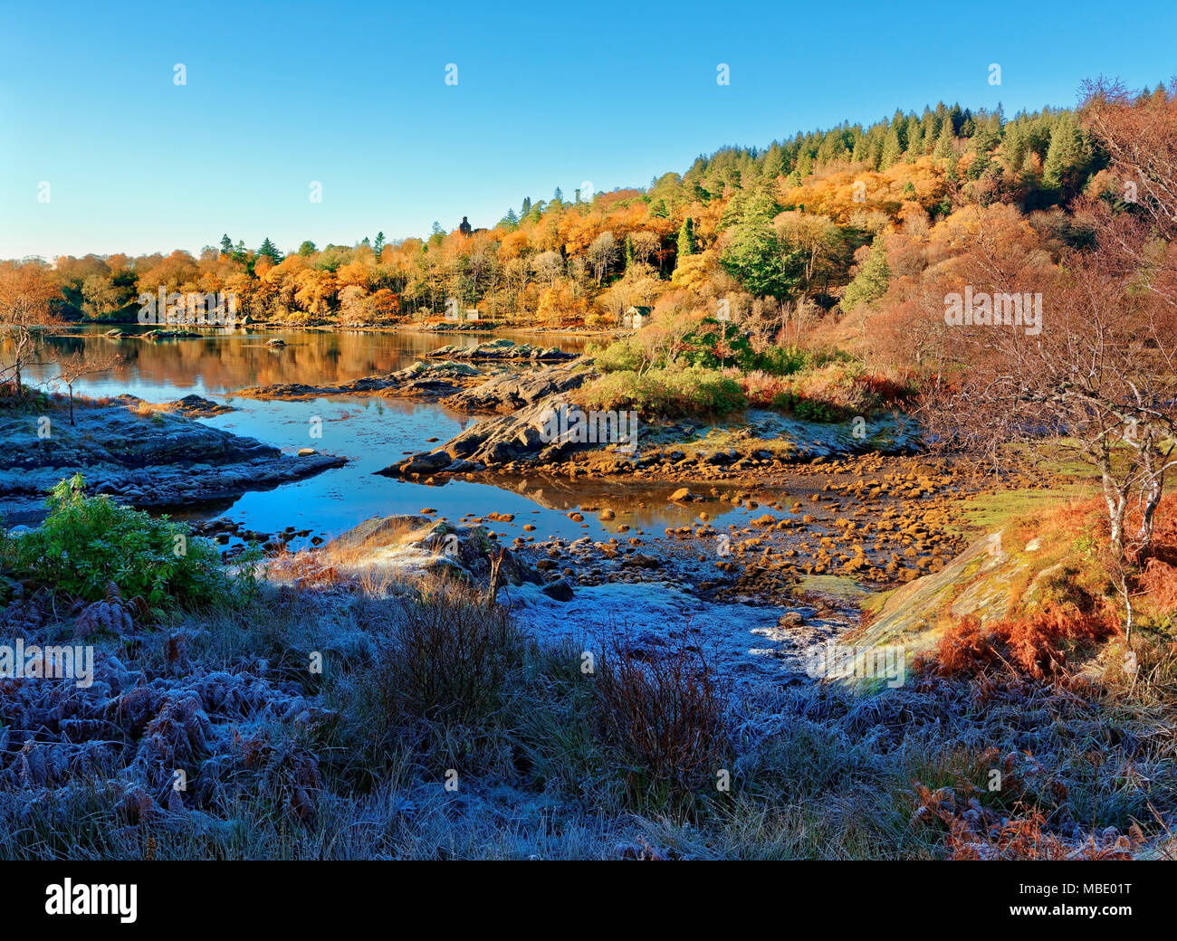 Eine sonnige, Herbst Blick auf Loch Sunart in den schottischen Highlands, als die ersten Anzeichen des Winters erscheinen. Stockfoto