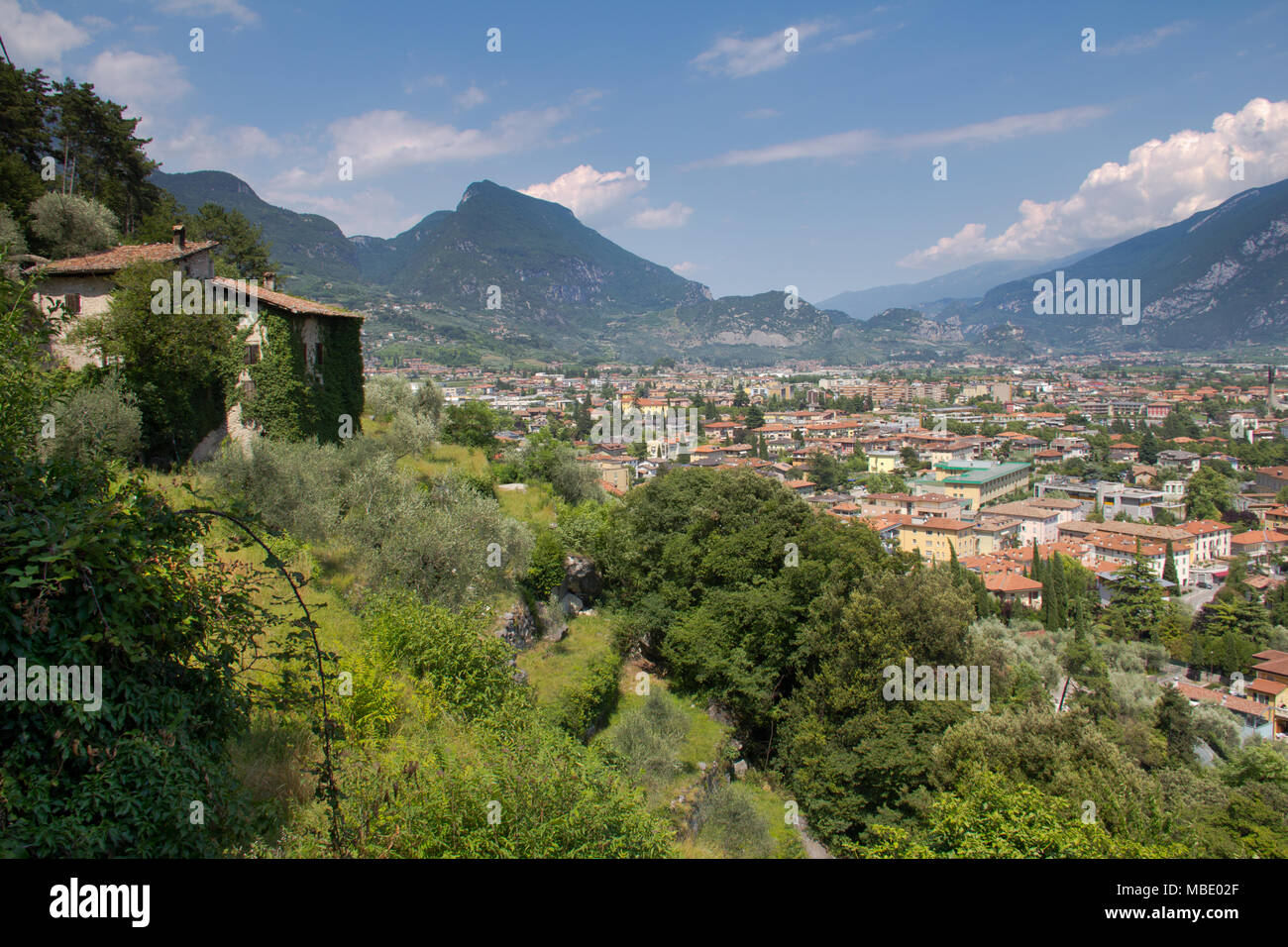 Blick auf ein Haus mit Blick auf Riva Del Garda, auf dem Weg zur bastione. Stockfoto