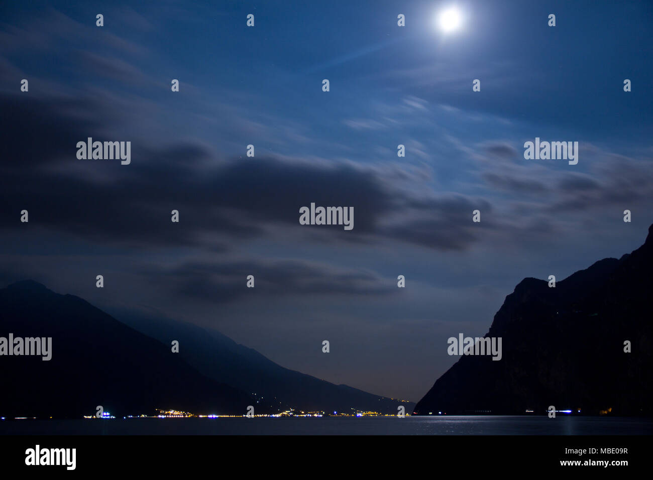 Gardasee Bei Nacht Fotos Und Bildmaterial In Hoher Aufl sung Alamy gardasee-bei-nacht-fotos-und-bildmaterial-in-hoher-aufl-sung-alamy