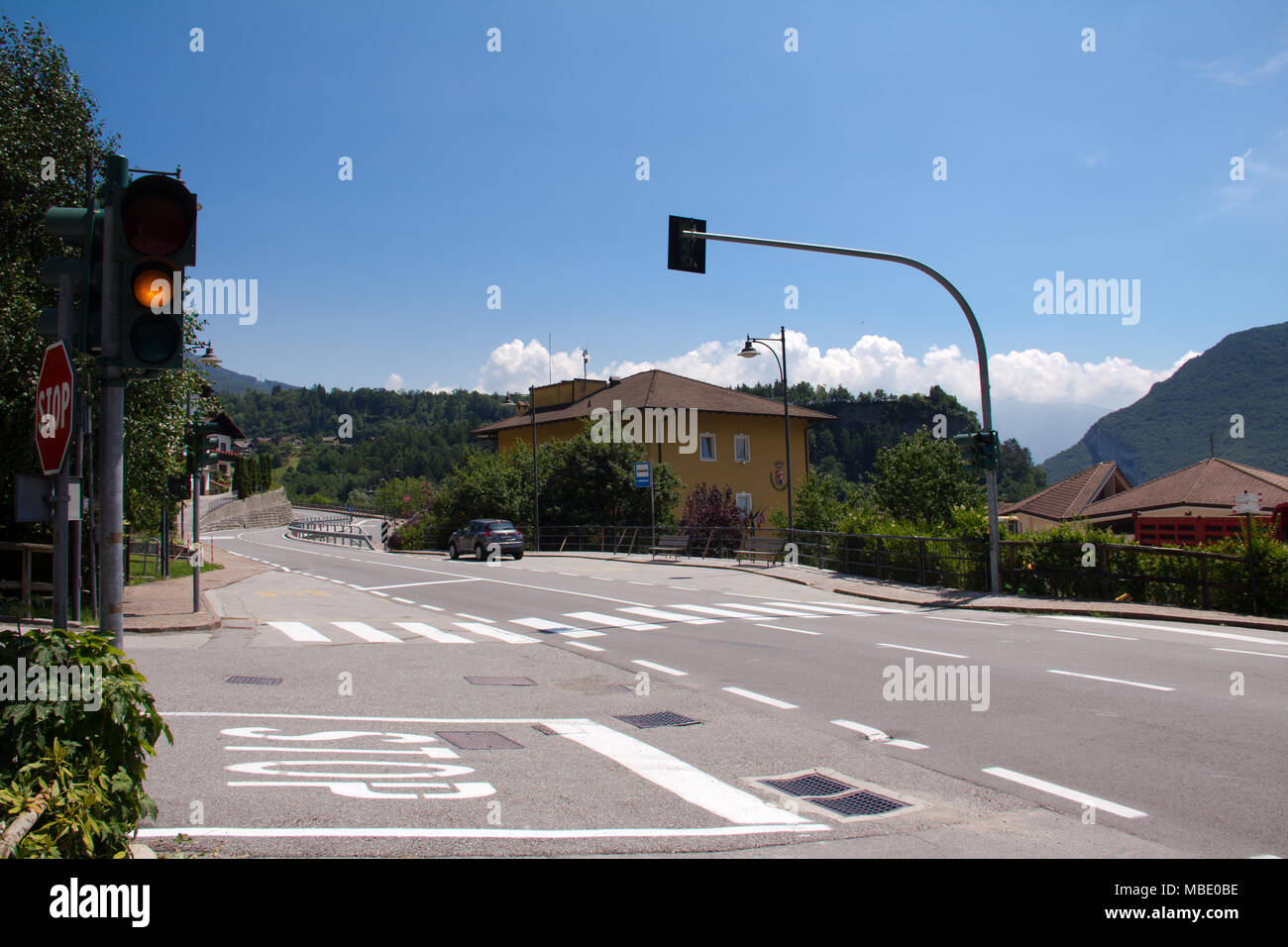 Ampel an einer Kreuzung in San Lorenzo, Italien Stockfoto