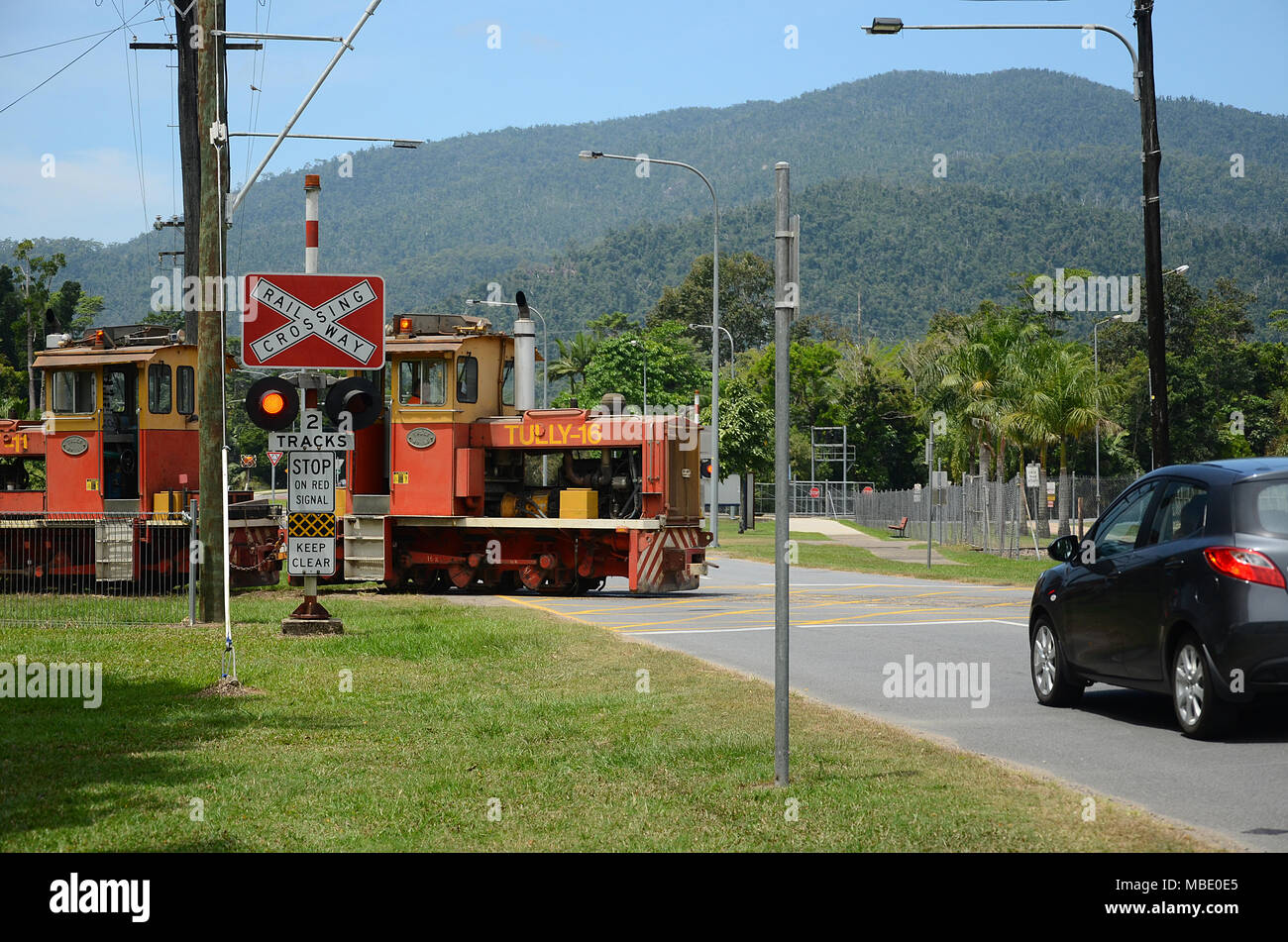 Industrielle Zuckerrohr cargo Lokomotive überfahrt-Straße Stockfoto