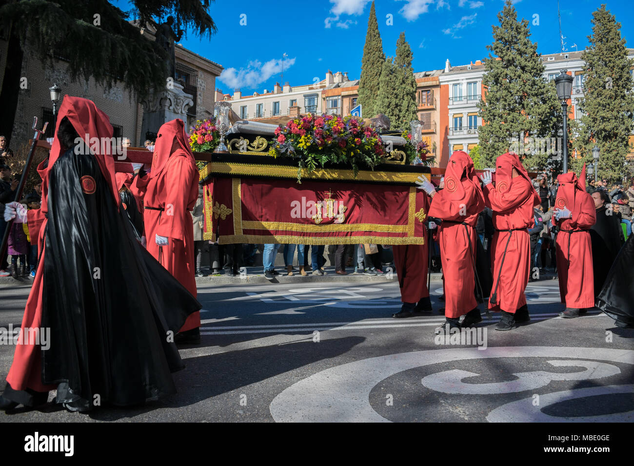 Büßer tragen das Bildnis von Jesus während einer Ostern Parade am Karsamstag, der Semana Santa (Karwoche) Paraden, Madrid, Spanien, 2018 Stockfoto