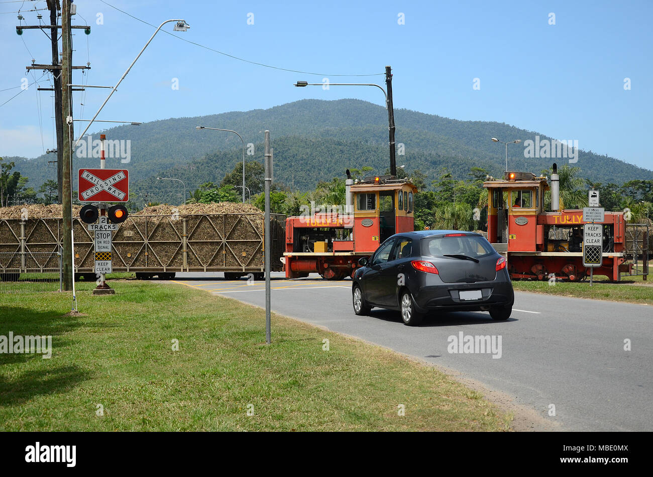 Industrielle Zuckerrohr cargo Lokomotive überfahrt-Straße Stockfoto