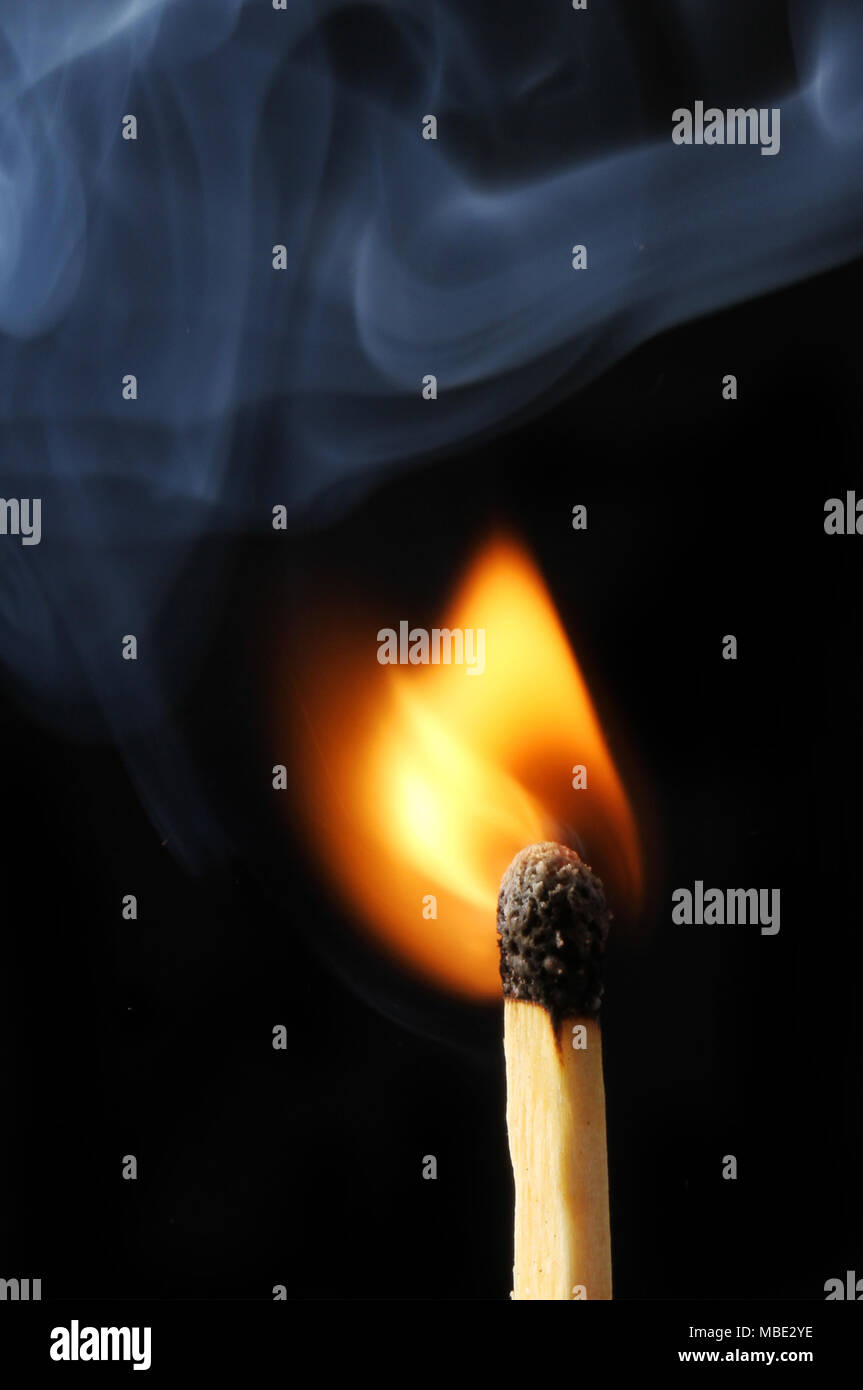 Brennendes Streichholz und Rauch auf schwarzem Hintergrund Stockfoto