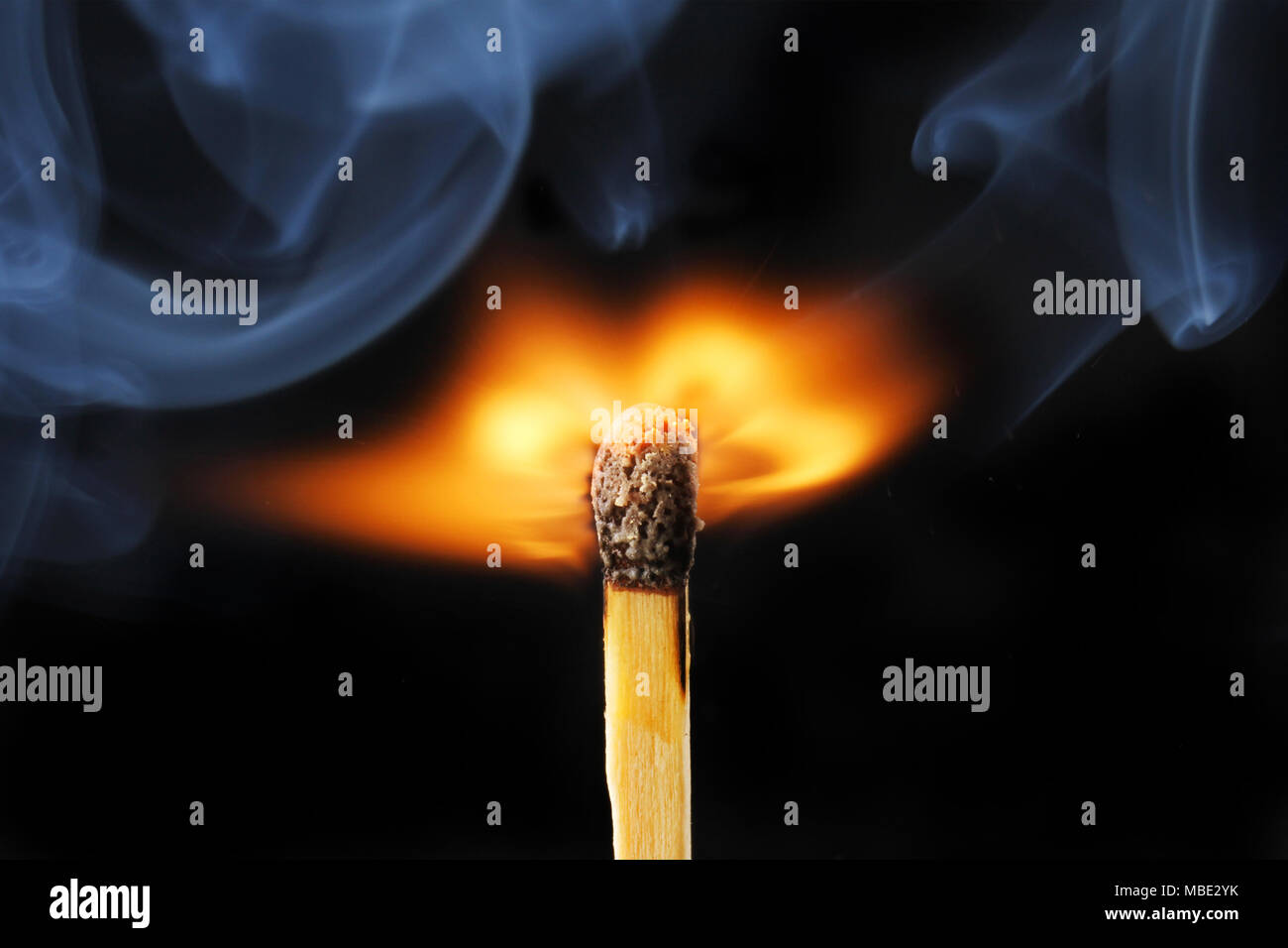Ingniting match Flammen und Rauch aagainst Schwarz Stockfoto