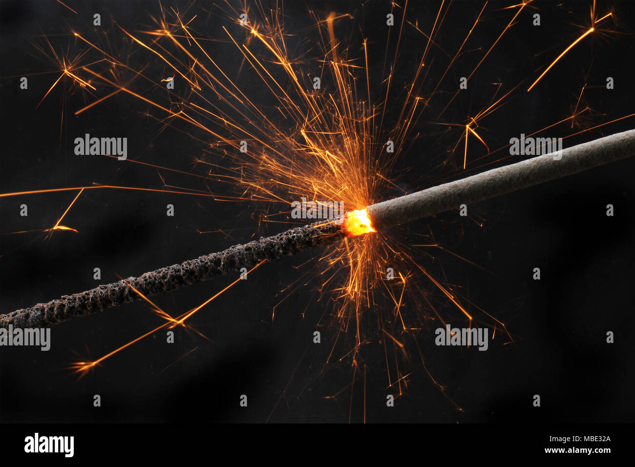 Brennende wunderkerze Feuerwerk auf schwarzem Hintergrund Stockfoto