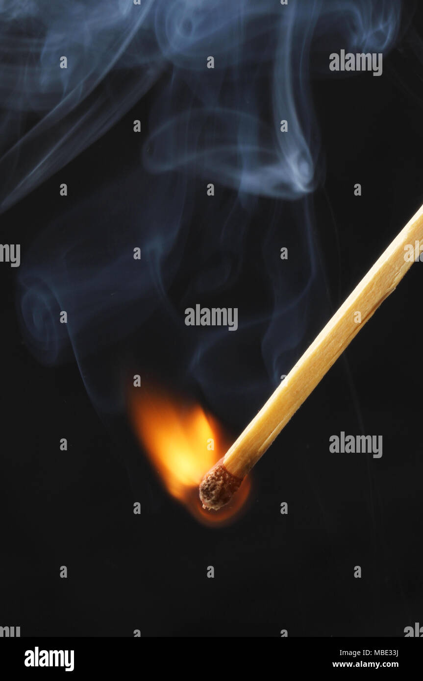 Frisch übereinstimmen, Flammen und Rauch vor einem schwarzen Hintergrund entzündet Stockfoto
