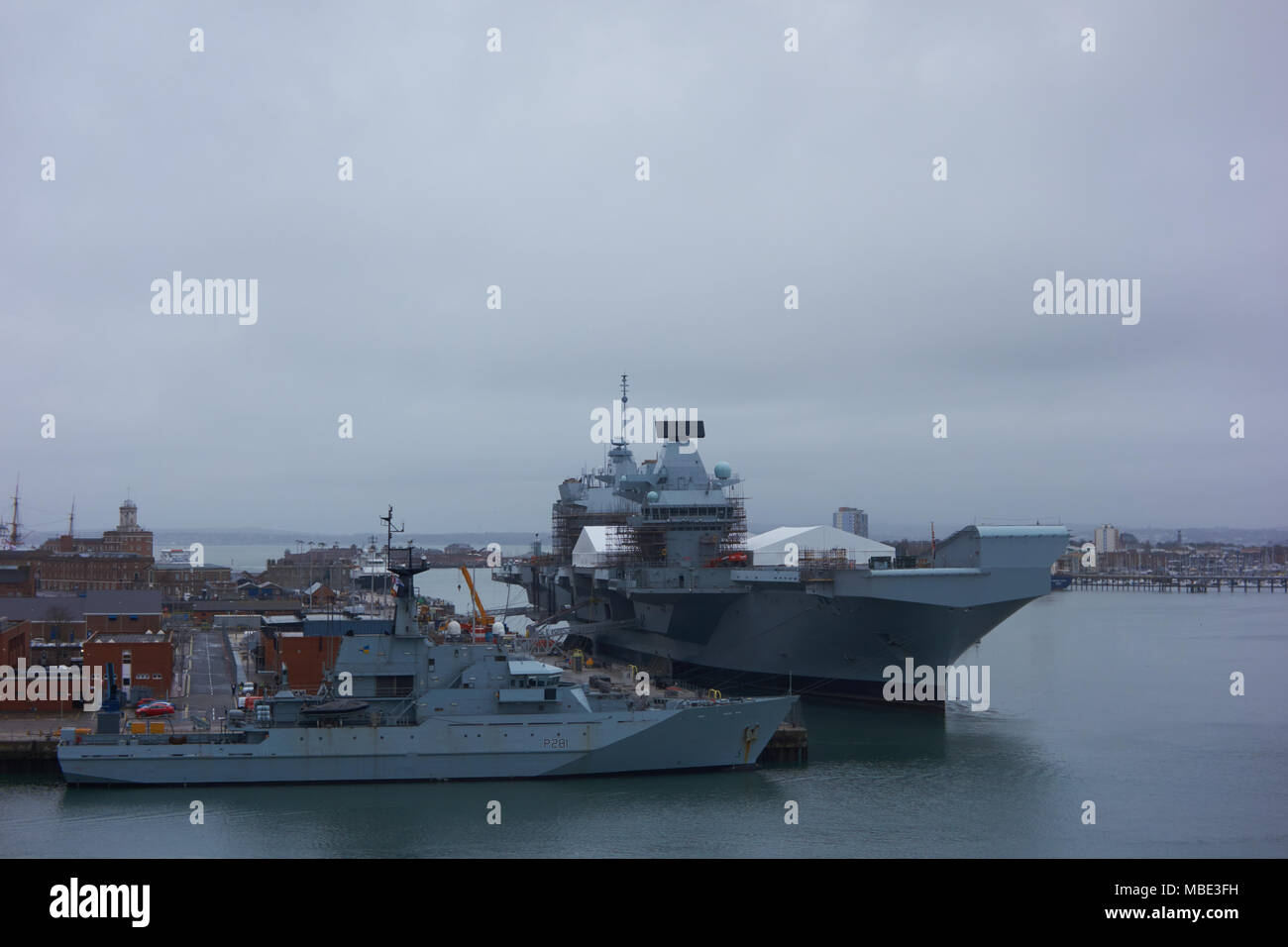 Steuerbord bug Ansicht der Royal Navy HMS Queen Elizabeth unter Wartung in Portsmouth, Großbritannien Stockfoto