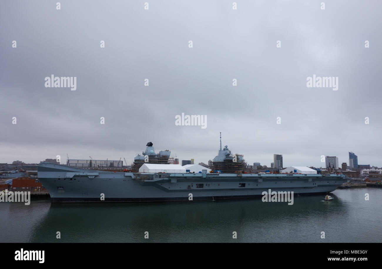 Mit Blick auf den Hafen von Royal Navy HMS Queen Elizabeth unter Wartung in Portsmouth, Großbritannien Stockfoto