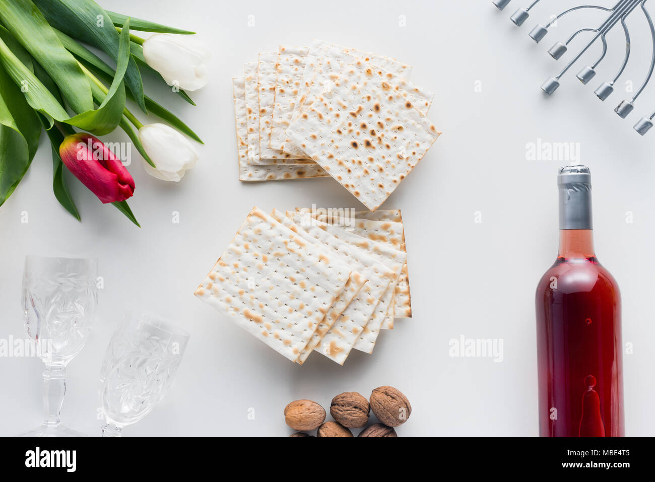 Ansicht von oben Matza und Wein mit Blumen, jüdischen Passah urlaub Konzept Stockfoto