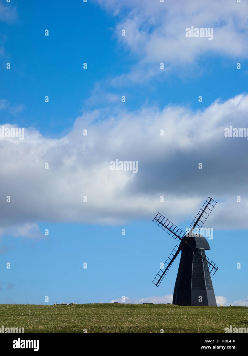 Schwarze hölzerne Windmühle auf dem Hügel westlich von Rottingdean, Brighton, Großbritannien Stockfoto