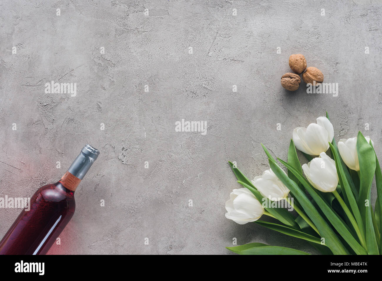 Blick von oben auf die Wein und Tulpen auf konkrete Tabelle, jüdischen Passah urlaub Konzept Stockfoto