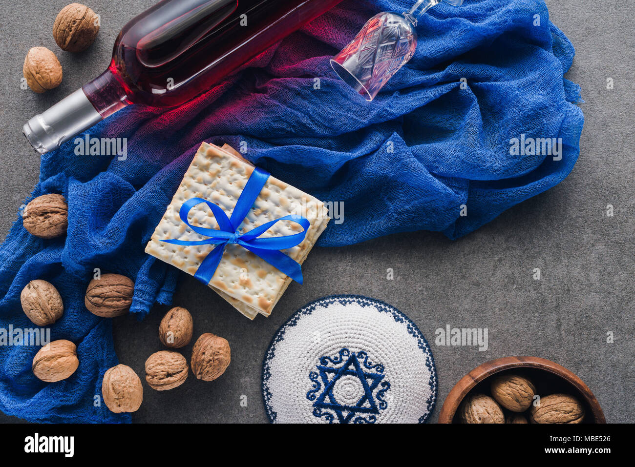 Ansicht von oben Matza, Kippa und Wein, jüdischen Passah urlaub Konzept Stockfoto
