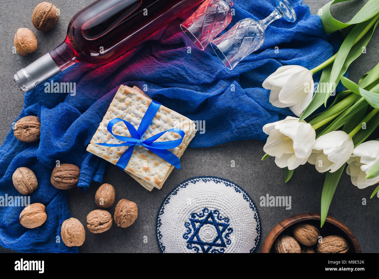 Blick von oben auf die Kippa, Matza und Wein, jüdischen Passah urlaub Konzept Stockfoto