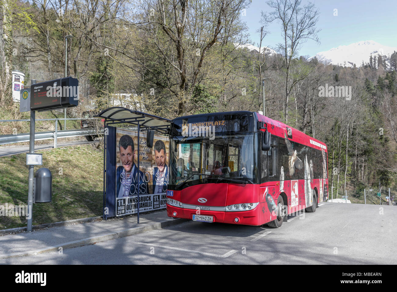 Linienbus bin Bergzoo in Innsbruck. Stockfoto