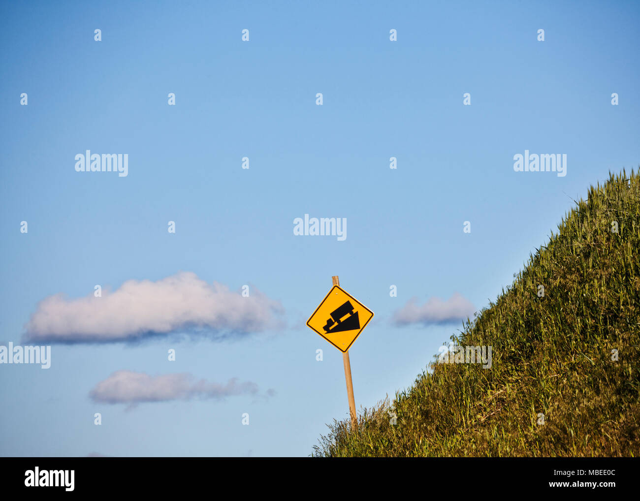 Von steilen Warnschild für schwere Lkw auf der Seite der Landstraße im Osten Washington, USA. Stockfoto