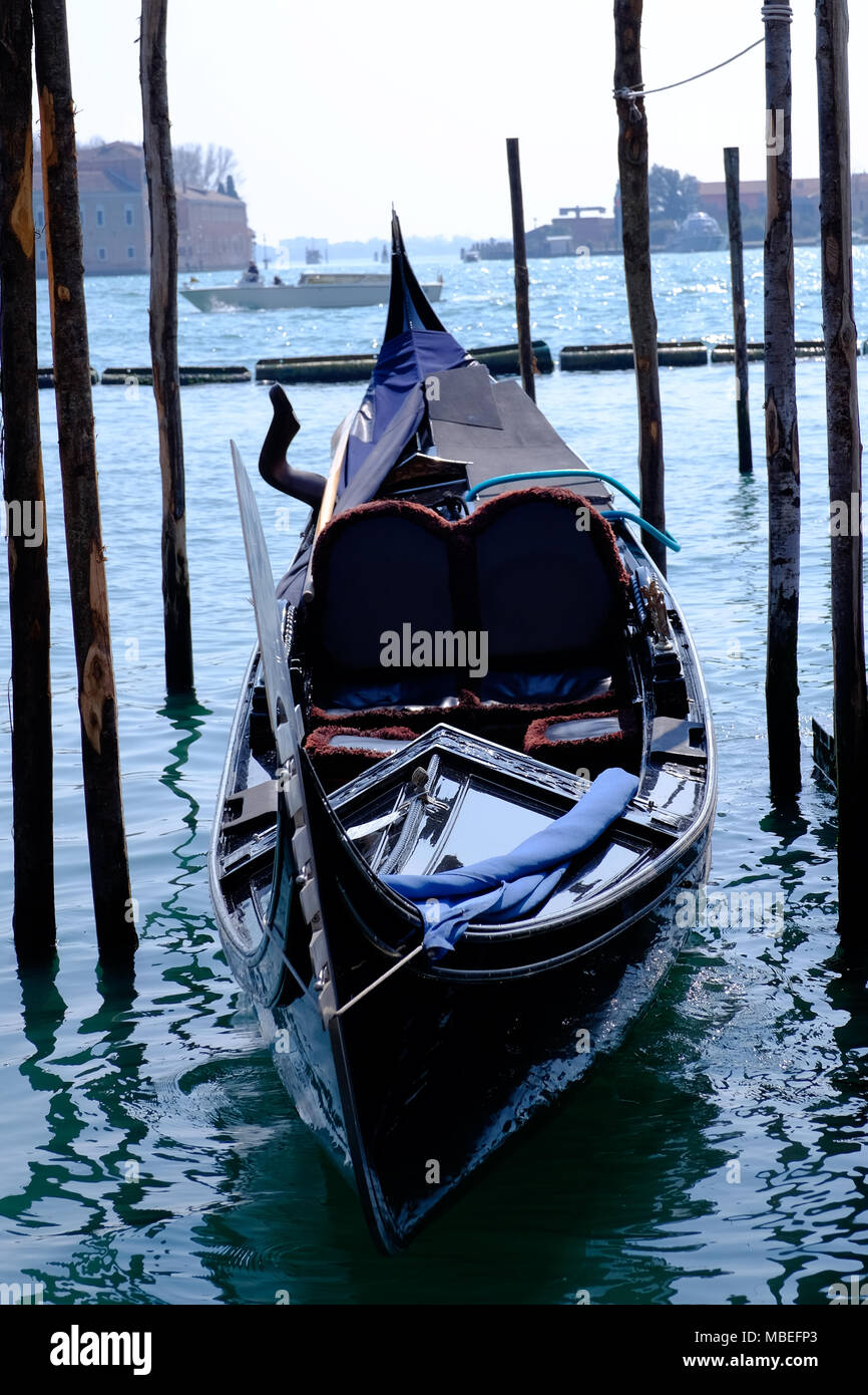 Einem verankerten Gondel in Venedig Italien mit Blick auf den Canal Grande Stockfoto