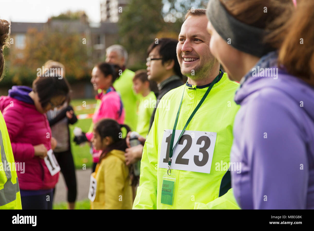 Lächelnd männliche Läufer an Charity Run Stockfoto