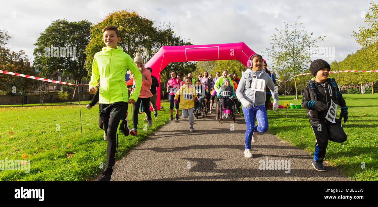 Jugendliche, die an der Spendenaktion im sonnigen Park Stockfoto