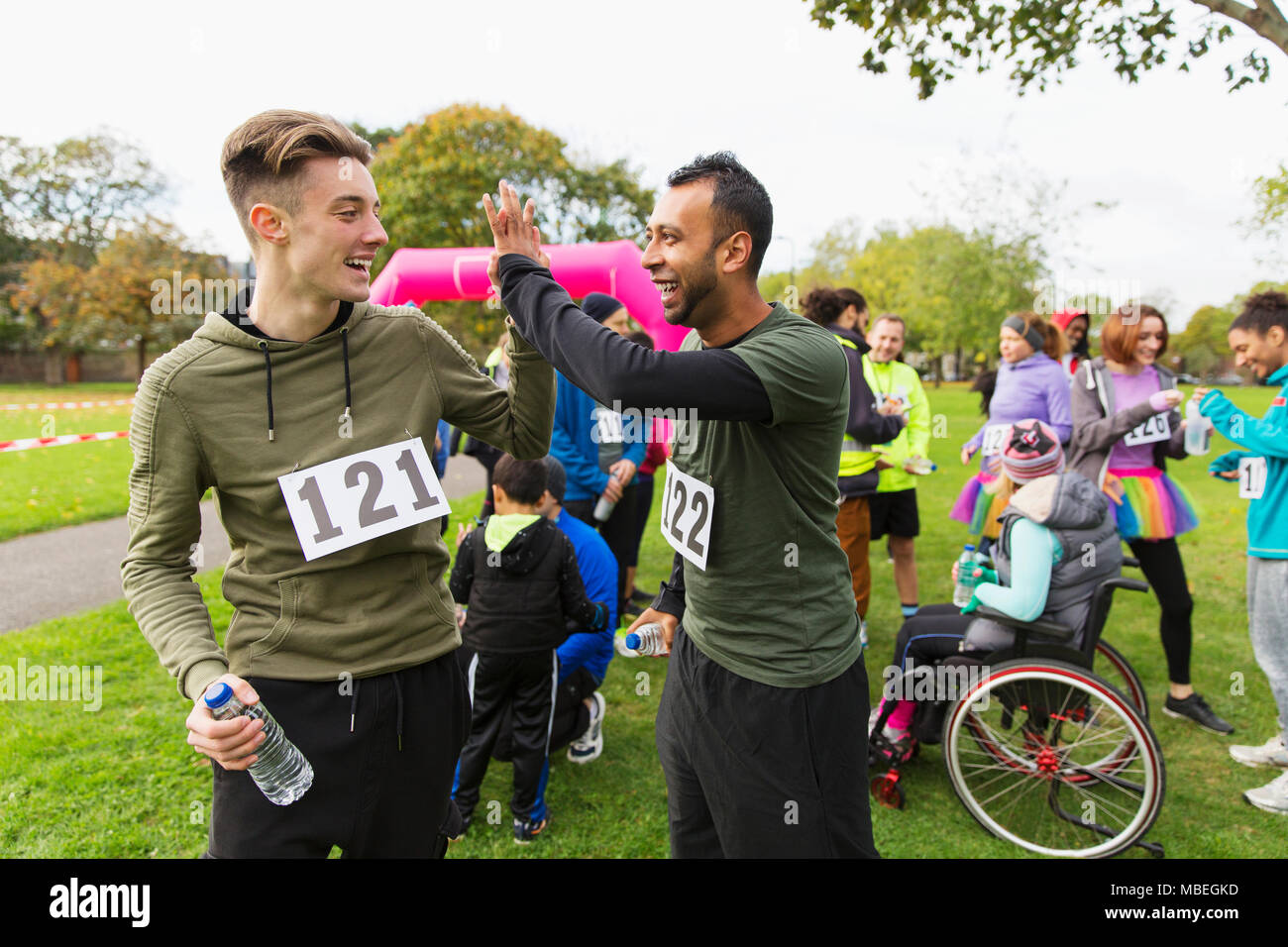 Männliche Läufer Freunde, high-fiving nach Liebe laufen im Park Stockfoto