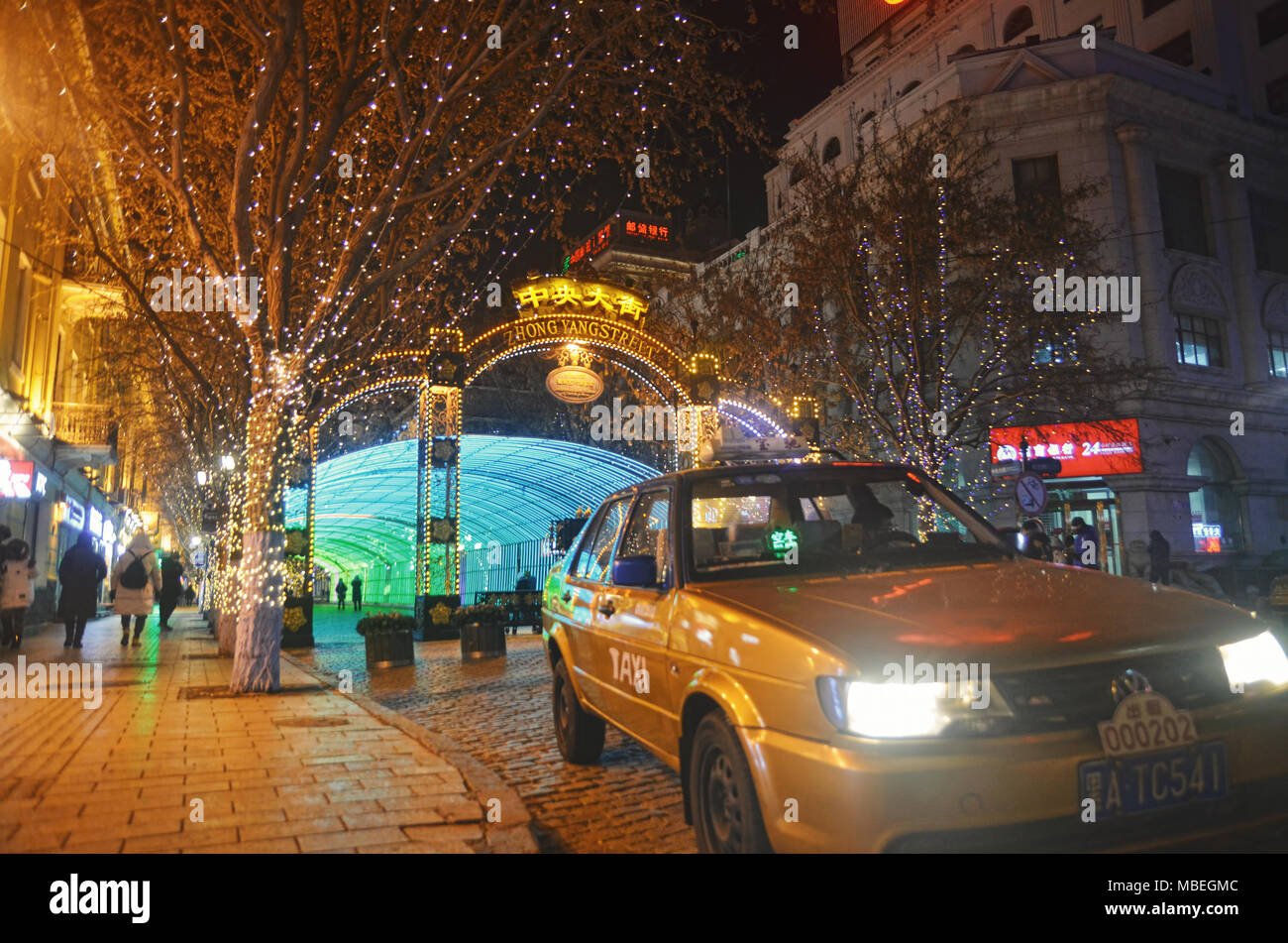 Haupteingang von Harbin Central Street (Zhong Yang Da Jie) bei Nacht Stockfoto