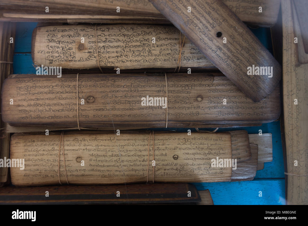 Gebete geschrieben auf palmblättern Aluvihara Tempel, Matale Stockfoto