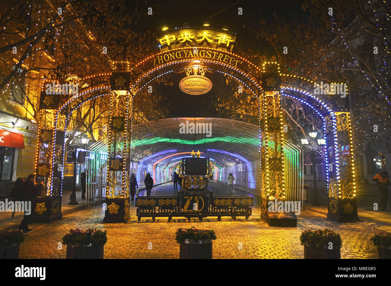 Haupteingang von Harbin Central Street (Zhong Yang Da Jie) bei Nacht Stockfoto