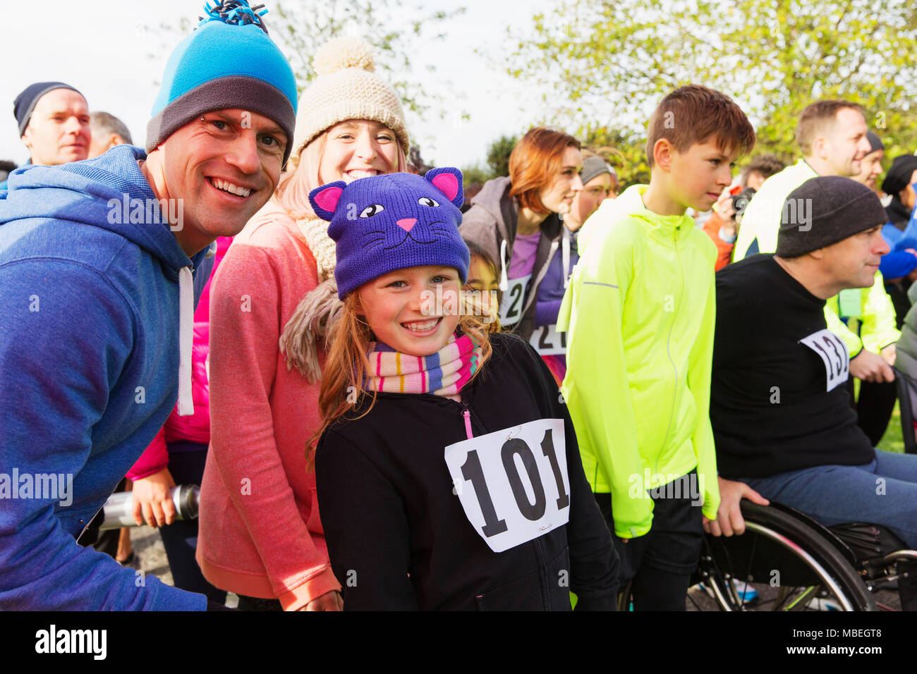 Porträt Lächeln Familie Läufern an Charity Run Stockfoto