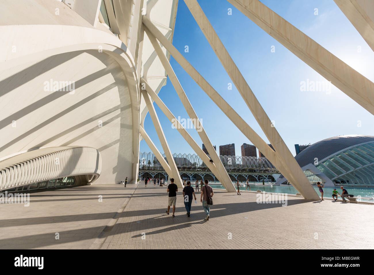 VALENCIA, Spanien - 18. JUNI 2015: Menschen unter modernen futuristische Architektur zu Fuß in die Stadt der Künste und der sciencies in Valencia, Spanien Stockfoto