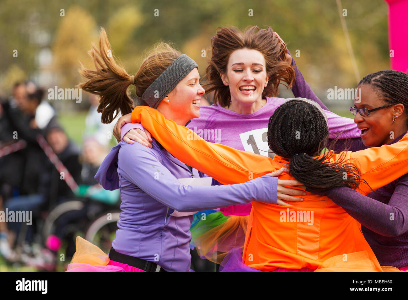 Begeisterte Läuferinnen finishing Spendenlauf, Feiern Stockfoto