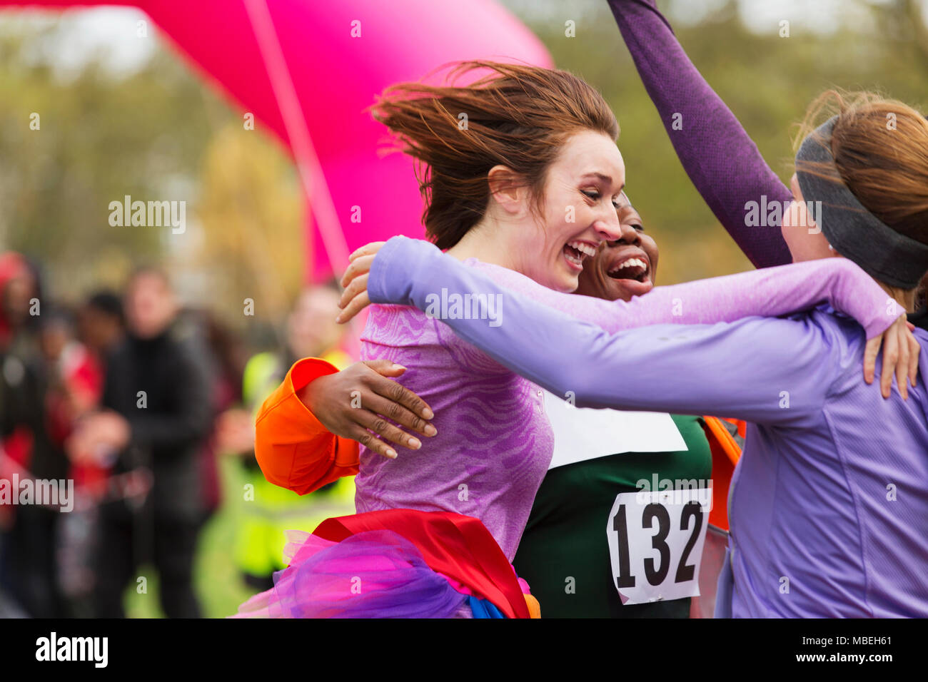 Begeisterte Läuferinnen finishing Spendenlauf, Feiern Stockfoto